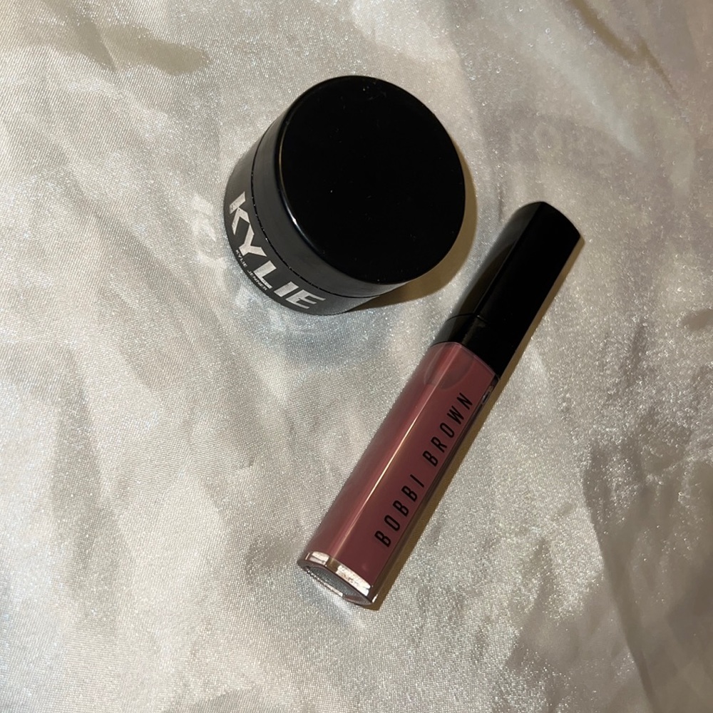 Bobbi brown lip gloss and Kylie Jenner santorini highlighter